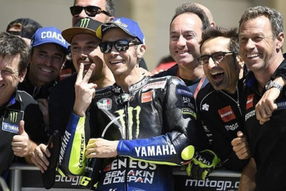 Valentino Rossi (Yamaha) celebra con los miembros de su equipo y amigos el segundo puesto en la parrilla de Austin.-MONSTER YAMAHA MEDIA