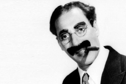Groucho Marx, con su característico bigote pintado y su puro en 1933.-EL PERIÓDICO