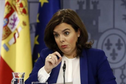 La vicepresidenta del Gobierno, Soraya Sáenz de Santamaría, durante la rueda de prensa posterior a la reunión del Consejo de Ministros.-EFE / J.J. GUILLÉN