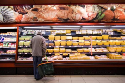 Un cliente en un supermercado.-FERRAN NADEU