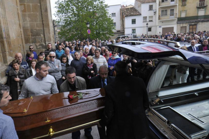 Féretro de Hugo Calavia ayer en el funeral de Ágreda-V. G.