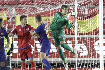 Aitor Fernández ha disputado todos los minutos defendiendo la portería del Numancia en el campeonato liguero.-LUIS ÁNGEL TEJEDOR