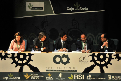 Un momento de la inauguración del Foro Económico, ayer, en el Centro Cultural Palacio de la Audiencia.-VALENTÍN GUISANDE