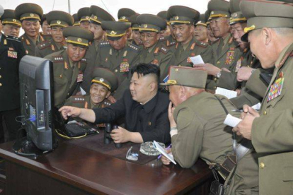 Kim Jong-un observa una pantalla de ordenador rodeado de militares, el pasado abril.-Foto: EFE / KCNA
