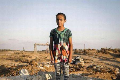 Una niña palestina, en lo que hasta el pasado verano era su habitación.-Foto: TWITTER / ANNE PAQ