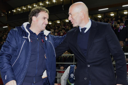 Jagoba Arrasate saluda a Zidane durante el partido de Copa del pasado jueves.-VALENTÍN GUISANDE