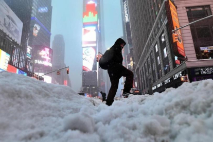 Un hombre anda por la nieve en la ciudad de Nueva York este martes tras la gran tormenta de invierno.-JEWEL SAMAD