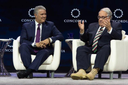 El mandatario Iván Duque (izquierda) durante una charla con el empresario Howard Buffett en Nueva York.-PRESIDENCIA DE COLOMBIA