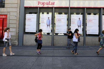 Una oficina del Banco Popular, junto a otra del Santander, en junio del año pasado en Madrid.-JUAN MANUEL PRATS