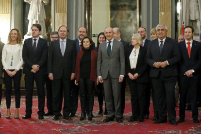La vicepresidenta, Soraya Sáenz de Santamaría, con algunos de los consejeros autonómicos que han participado en la Conferencia de Asuntos Relacionados con la UE en el Senado.-CHEMA MOYA