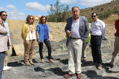 El director de la obra de la presa, Eduardo Novella, explica a la presidenta de la CHE y a la delegada del Gobierno en Castilla y León las obras-HDS