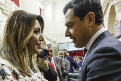 Susana Díaz felicita a Juanma Moreno tras ser investido presidente de la Junta de Andalucía, el pasado 16 de enero.-JOSÉ MANUEL VIDAL (EFE)
