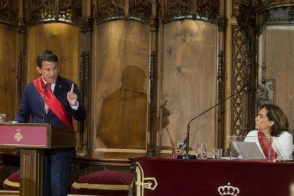 Manuel Valls se dirige a Ada Colau, este sábado.-JORDI COTRINA