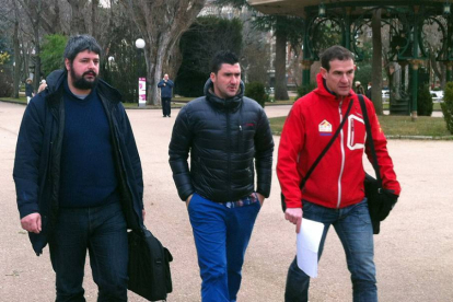 Miguel Fernández, Rubén Andrés y Amancio del Castillo en la visita de ayer.-FCYL Triatlón