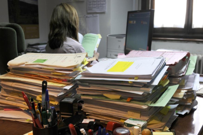 Montañas de expedientes en una dependencia judicial.-VALENTÍN GUISANDE