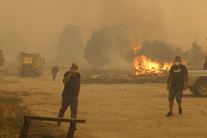 Vecinos de la localidad abulense de Sotalbo son desalojados por la cercanía del incendio forestal originado en Navalacruz.-ICAL