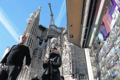Unos turistas, de visita a la Sagrada Família, el viernes.-
