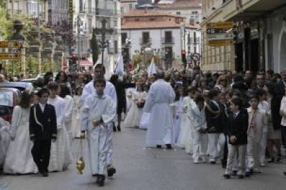 El día del Corpus Christi se celebro el Domingo por las calles de Soria con la procesión en la que participaron todos los niñios que durante este año han hecho la primera comunión.
