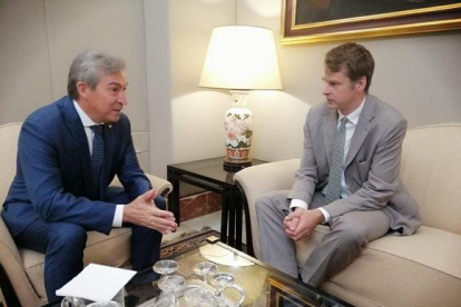 El embajador británico en España, Hugh Elliot (derecha), en una reunión con el delegado de Gobierno en Andalucía.-EUROPA PRESS