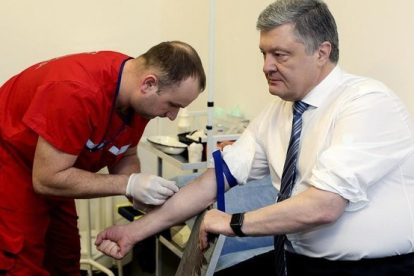 Petró Poroshenko, presidente de Ucrania y candidato a la reelección, durante un análisis de sangre para demostrar que no ha abusado del alcohol ni las drogas, el 5 de abril del 2019.-AFP