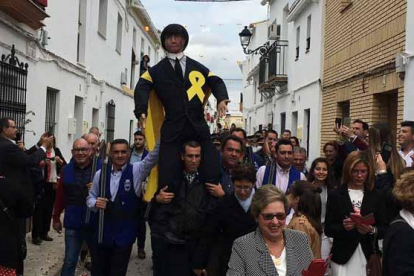 Vecinos de Coripe (Sevilla) portan el Judas Puigdemont que será posteriormente quemado.-TWITTER