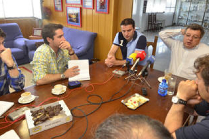 Palacios y Víctor Martín en kla reunión ayer con la prensa. / A. Martínez-