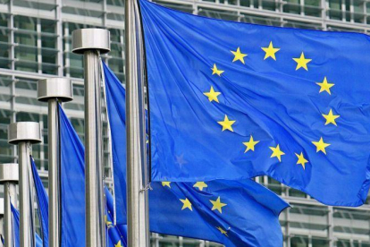 Banderas de la Unión Europea.-REUTERS / YVES HERMAN