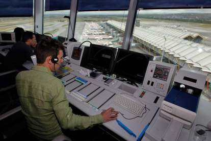 Controladores aéreos del aeropuerto de Barajas, en una imagen de archivo.-Foto: JOSÉ LUIS ROCA