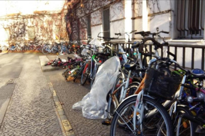 Bicicletas junto a la entrada del centro de Wilmersdorfer, en Berlín.-ROSA MASSAGUÉ
