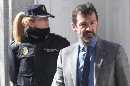 Ferran López, a la salida del Tribunal Supremo tras declarar como testigo ante el juez Llarena el pasado 26 de febrero.-/ DAVID CASTRO