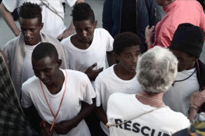 Inmigrantes a bordo del barco Aquarius.-PERIODICO (KENNY KARPOV / SOS MÉDITERRANÉE)