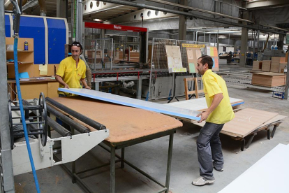 Trabajadores de Norma Doors en las instalaciones de San Leonardo.-VALENTÍN GUISANDE