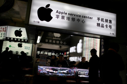 Tienda de atención al cliente de Apple en Shanghái.-REUTERS / ALY SONG