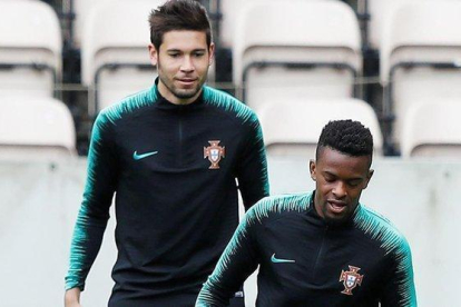 Guerreiro y Semedo, en un entrenamiento con la selección portuguesa previa a la Liga de las Naciones.-REUTERS / RAFAEL MARCHANTE