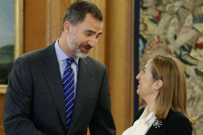 Felipe VI saluda a la presidenta del Congreso de los Diputados, Ana Pastor, en el palacio de la Zarzuela.-ÁNGEL DÍAZ / EFE