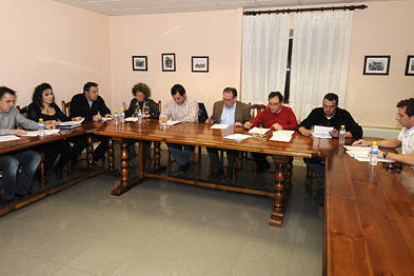 Sesión plenaria del Ayuntamiento del Golmayo. / VALENTÍN GUISANDE-