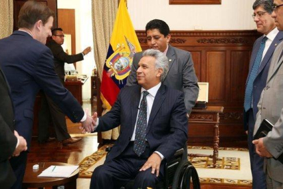 Lenín Moreno saluda al subsecretario de Asuntos Políticos de EEUU, David Hale, en una visita a Quito este jueves.-EFE