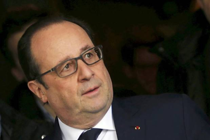 El presidente francés François Hollande sale de votar en Tulle este fin de semana.-Foto:   REUTERS / REGIS DUVIGNAU