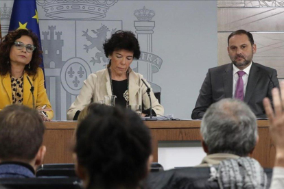 La ministra de Hacienda, María Jesús Montero,  la portavoz del Gobierno, Isabel Celáa,  y el ministro de Fomento,  José Luis Ábalos, durante la rueda de prensa posterior al Consejo de Ministros-EFE// ZIPI