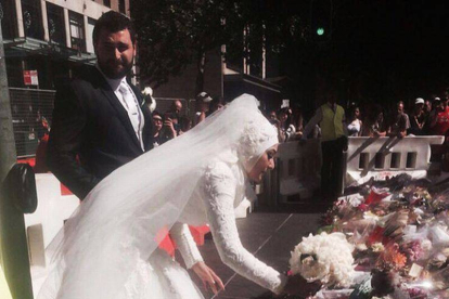 Manal kassem deja su ramo de novia como homenaje a las víctimas del secuestro de Sídney.-