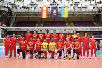 La selección española en los prolegómenos del partido ante Ucrania. RFEVB