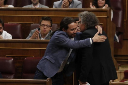 Pablo Iglesias felicita a Joan Tardà tras su intervención en el pleno de la moción de censura contra el presidente del Gobierno, Mariano Rajoy, el pasado 13 de junio.-EFE / JAVIER LIZÓN