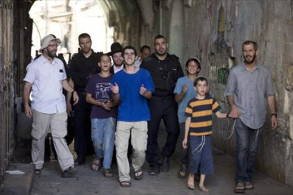 Extremistas judíos escoltados junto a la mezquita de Al Aqsa (Jerusalén).-EFE