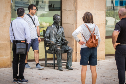Ciudadanos viendo el aspecto que presenta la estatua de Machado de la plaza del Vergel.-G. MONTESEGURO