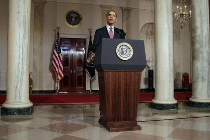 El presidente de EEUU, Barack Obama, en febrero del 2011, informando en la Casa Blanca de la caída del presidente egipcio Hosni Mubarak.-Foto: AP / CAROLYN KASTER