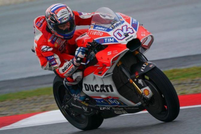 Andrea Dovizioso hoy, en Sepang (Malasia), con medio cuerpo fuera de su Ducati Desmosedici.-ALEJANDRO CERESUELA
