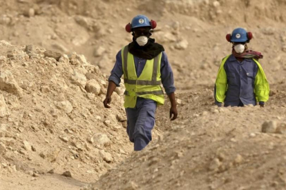 Dos trabajadores del estadio Al-Wakra de Catar, una de las sedes del Mundial del 2022.-MAYA ALLERUZZO