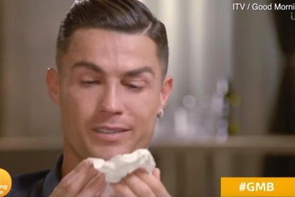 Cristinano Ronaldo rompe a llorar durante una entrevista en la cadena británica ITV.-