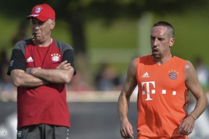Carlo Ancelotti y Franck Ribéry, en un entrenamiento del Bayern.-AFP / GÜNTER SCHIFFMANN