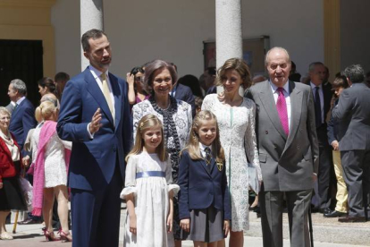 Los reyes Felipe y Letizia, con su hijas y Juan Carlos y Sofía, en la comunión de Leonor, el pasado mayo.-Foto: DAVID CASTRO